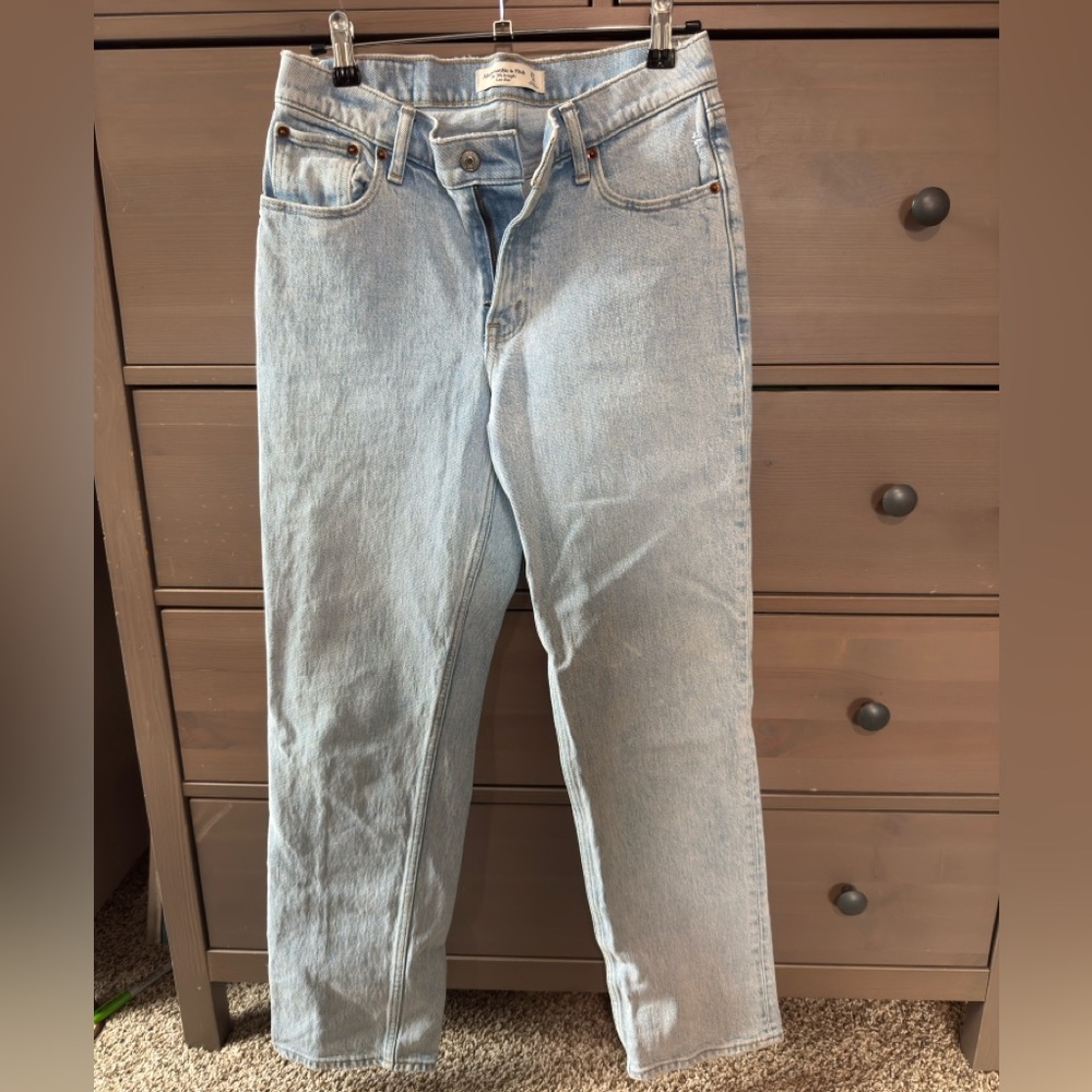 Abercrombie jeans
The 90s straight low rise 
Size 4 regular